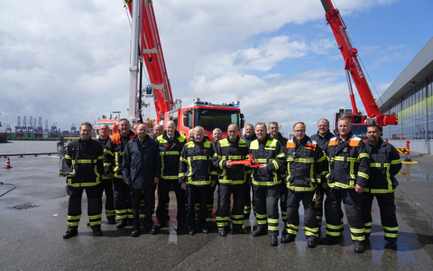 FW-HH: Meilenstein für die Berufsfeuerwehr Hamburg: Deutschlands größtes Einsatzfahrzeug sorgt jetzt für Sicherheit in Hamburg - Foto: presseportal.de FW-HH: Meilenstein für die Berufsfeuerwehr Hamburg: Deutschlands größtes Einsatzfahrzeug sorgt jetzt für Sicherheit in Hamburg - Foto: presseportal.de