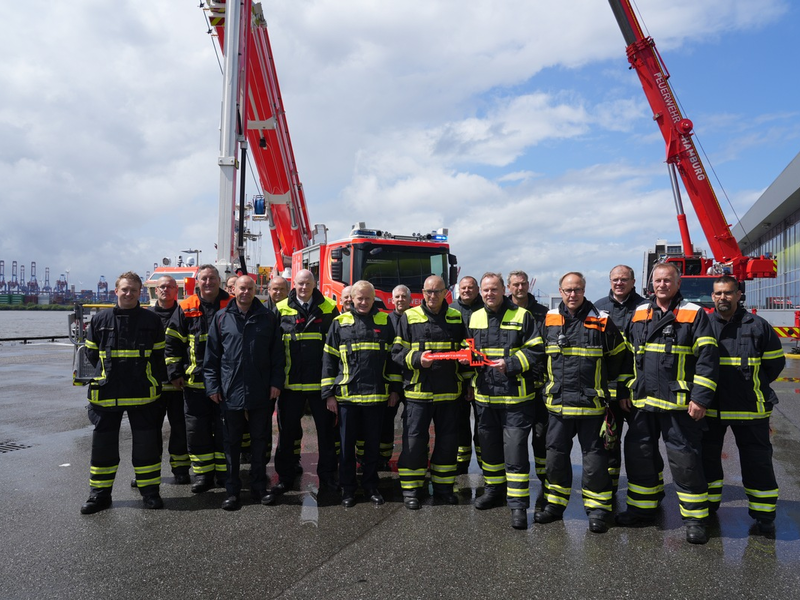 FW-HH: Meilenstein für die Berufsfeuerwehr Hamburg: Deutschlands größtes Einsatzfahrzeug sorgt jetzt für Sicherheit in Hamburg - Foto: presseportal.de