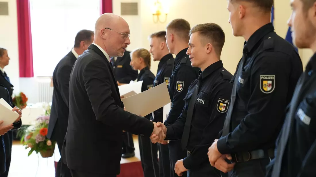 IM-MV: 91 junge Polizistinnen und Polizisten verstärken die Landespolizei MV - Bild: presseportal.de