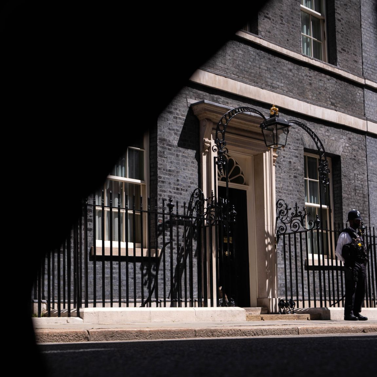 Die wohl bekannteste Adresse des Landes: die Londoner Downing Street. - Foto: James Manning/PA Wire/dpa