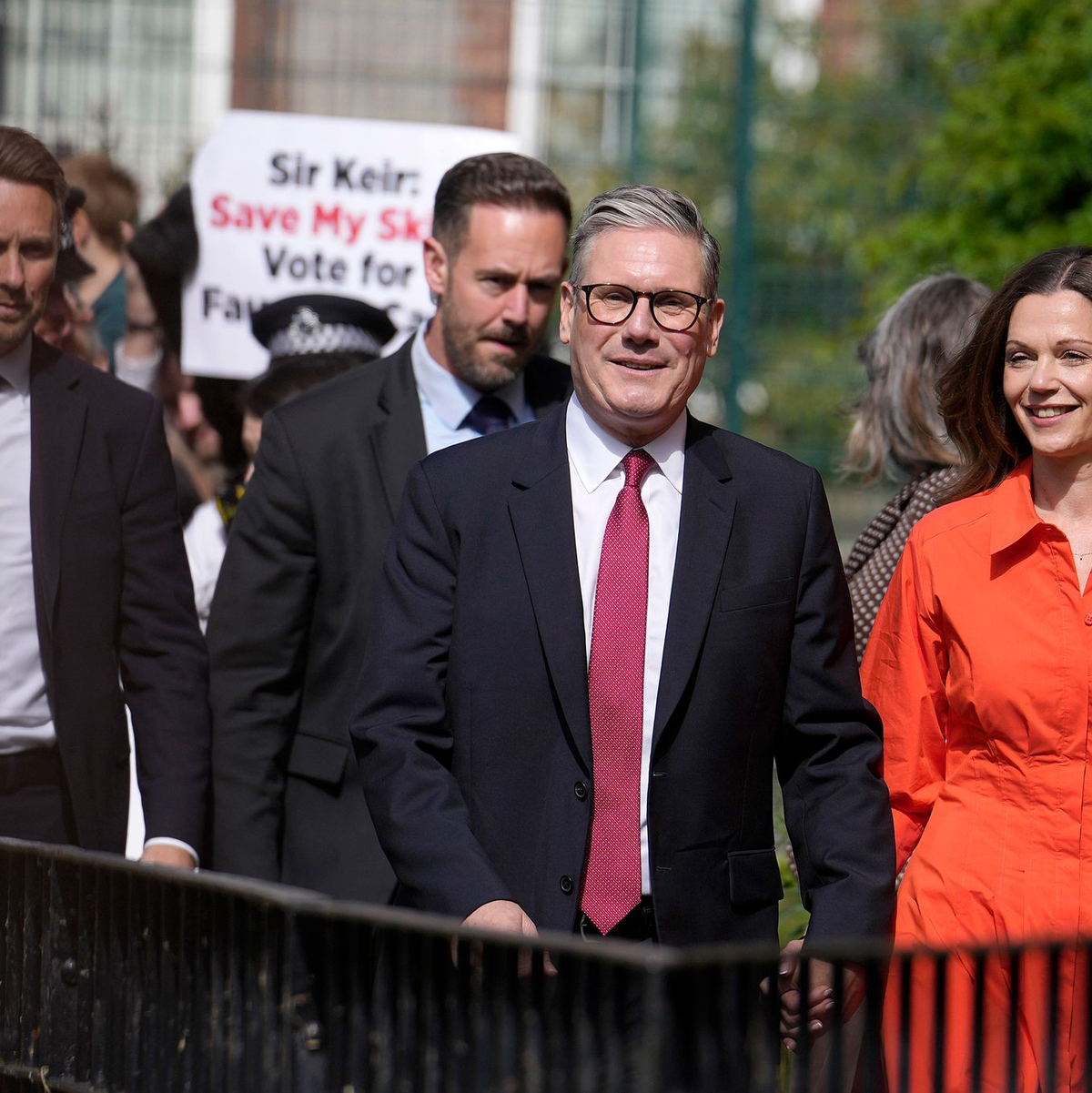 Für den designierten Premierminister Starmer ist eine historische Mehrheit in Reichweite. - Foto: Vadim Ghirda/AP/dpa