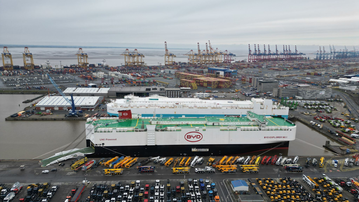 Der chinesische Autofrachter «BYD Explorer No.1» in Bremerhaven. (Archivbild) - Foto: Lars Penning/dpa
