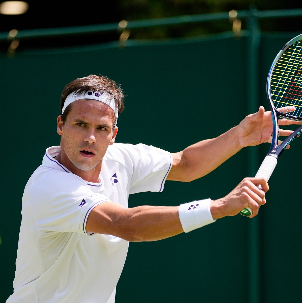 Die Britin Emma Raducanu freut sich nach ihrem Sieg. - Foto: Alberto Pezzali/AP/dpa