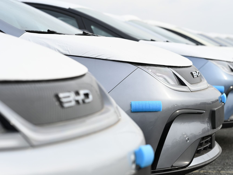 Für E-Autos aus China müssen mehr Zoll-Abgaben hinterlegt werden. (Archivbild)  - Foto: Lars Penning/dpa