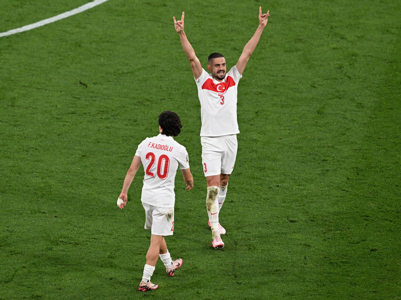 Merih Demiral wurde für das Zeigen des Wolfsgrußes von der UEFA für zwei Spiele gesperrt. - Foto: Hendrik Schmidt/dpa