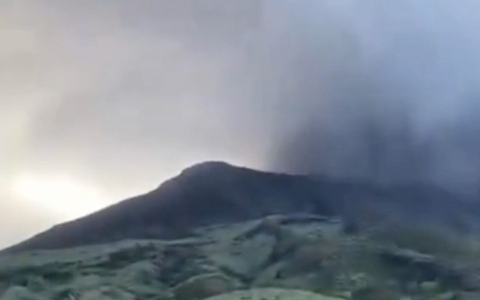 Seit mehreren Tagen ist der Berg wieder besonders aktiv - Foto: -/INGV/dpa