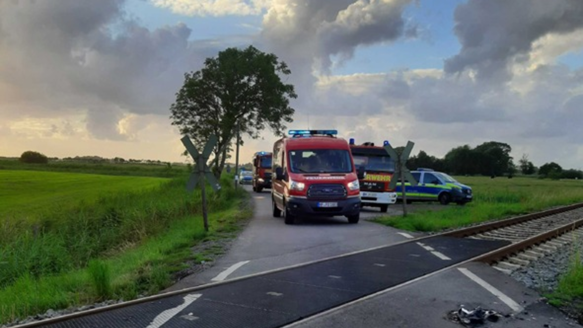 BPOL-FL: Tönning- Kollision PKW mit Zug - Foto: presseportal.de
