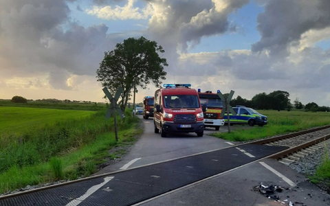 BPOL-FL: Tönning- Kollision PKW mit Zug - Foto: presseportal.de