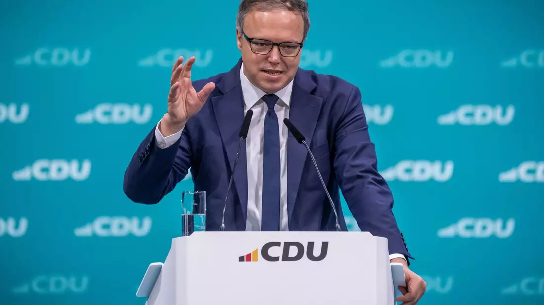 Sie sollen eine Berufsausbildung haben und in Thüringen leben: So stellt sich Mario Voigt Kandidaten für ein Kabinett vor.  - Bild: Michael Kappeler/dpa