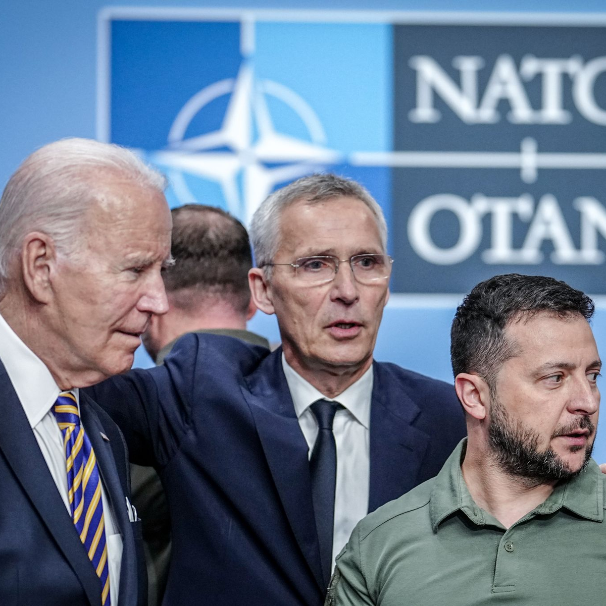 Joe Biden (l-r), Präsident der USA, und Jens Stoltenberg, Nato-Generalsekretär, begrüßen Wolodymyr Selenskyj, Präsident der Ukraine, beim Nato-Ukraine-Treffen während eines Nato-Gipfels in Litauen. (Foto aktuell) - Foto: Kay Nietfeld/dpa