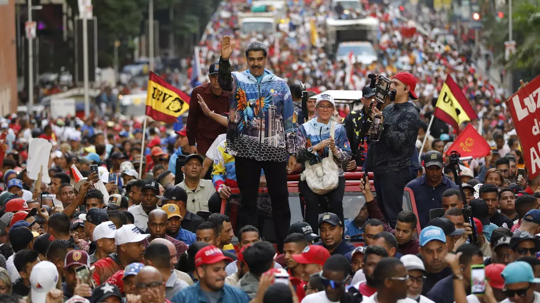 Nach elf Jahren an der Macht droht dem autoritären Präsident Maduro eine Schlappe bei der Wahl.  - Bild: Cristian Hernandez/AP/dpa