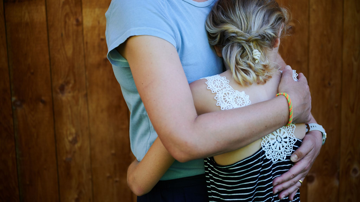 Durch Zuwendung und Vertrauen lernen Kindern, dass es sich lohnt, die Wahrheit zu sagen. - Foto: Annette Riedl/dpa/dpa-tmn