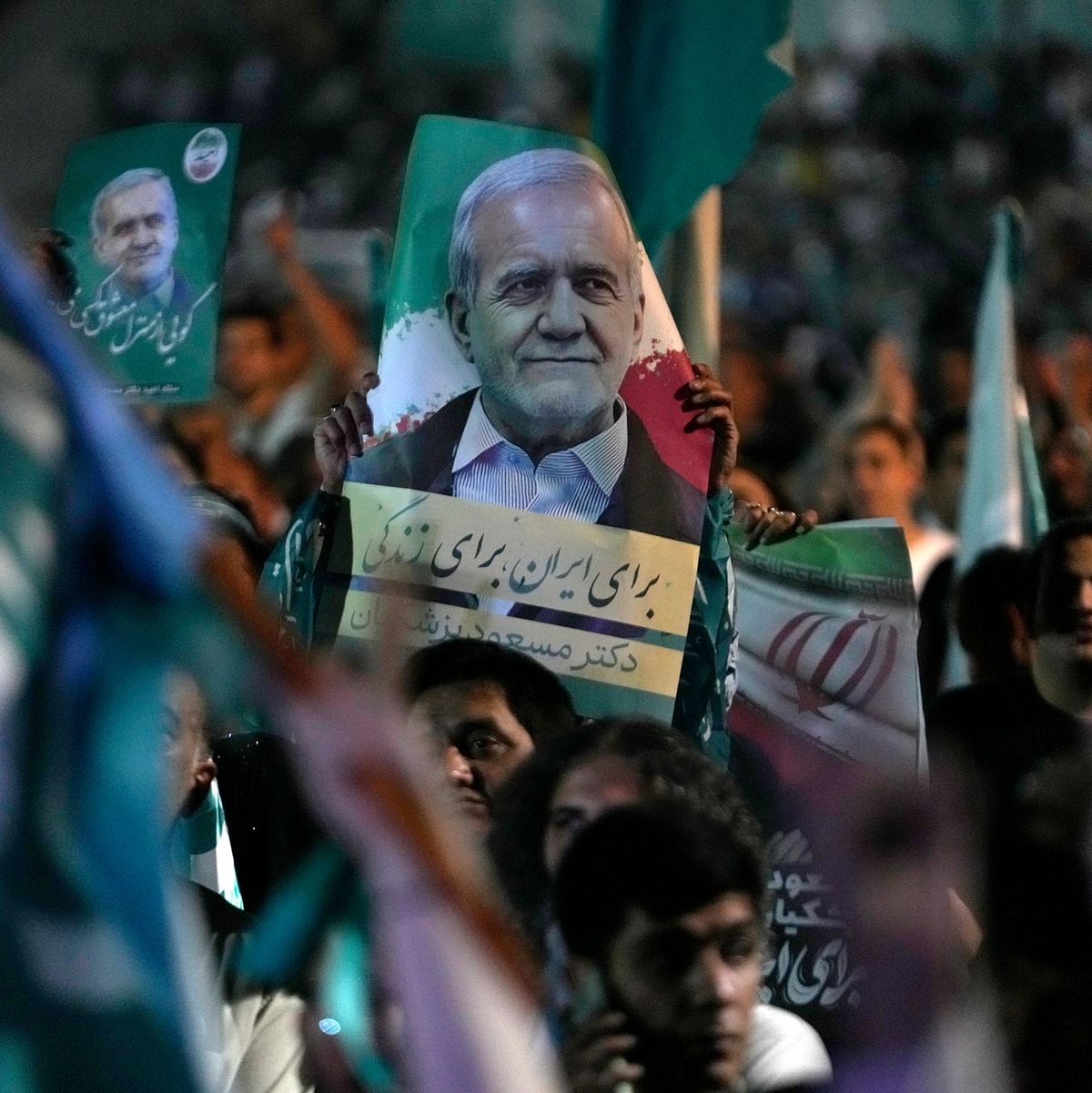 Im Wahlkampf kritisierte Reformkandidat Peseschkian etwa die Internetzensur. (Archivbild) - Foto: Vahid Salemi/AP/dpa