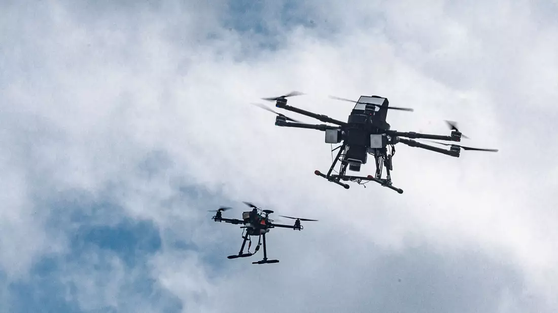Eine autonom operierende Abwehrdrohne verfolgt eine Angriffsdrohne. - Bild: Markus Scholz/dpa