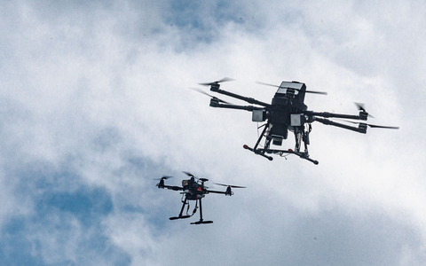 Eine autonom operierende Abwehrdrohne verfolgt eine Angriffsdrohne. - Foto: Markus Scholz/dpa