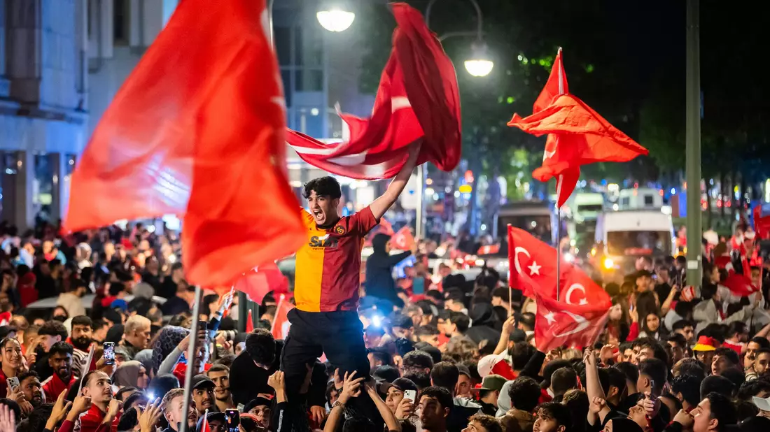 Türkische Fans feiern in Berlin. - Bild: Christoph Soeder/dpa