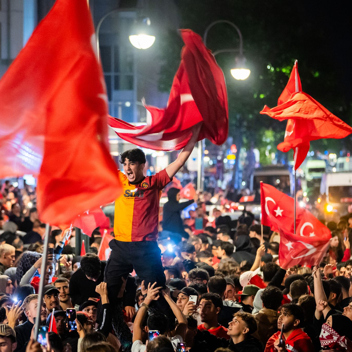 Türkische Fans feiern den Sieg im EM-Achtelfinale am Berliner Breitscheidplatz mit Pyrotechnik. - Foto: Christoph Soeder/dpa
