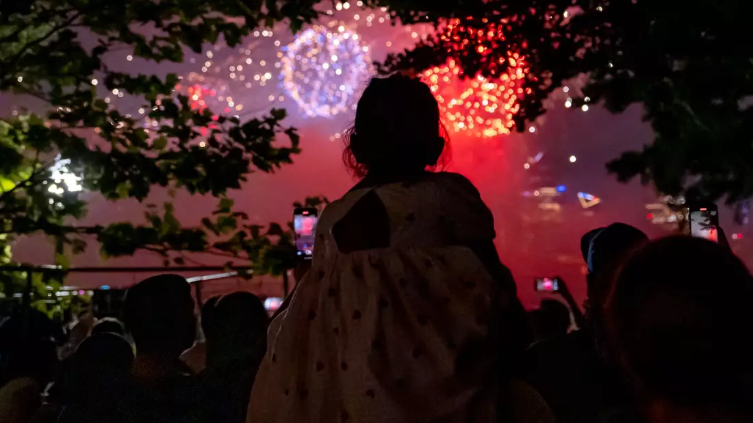 Der Unabhängingkeitstag wird in den USA traditionell mit Partys, Feuerwerk und Paraden gefeiert. - Bild: Julia Nikhinson/AP/dpa