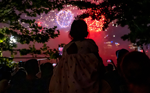 Der Unabhängingkeitstag wird in den USA traditionell mit Partys, Feuerwerk und Paraden gefeiert. - Foto: Julia Nikhinson/AP/dpa