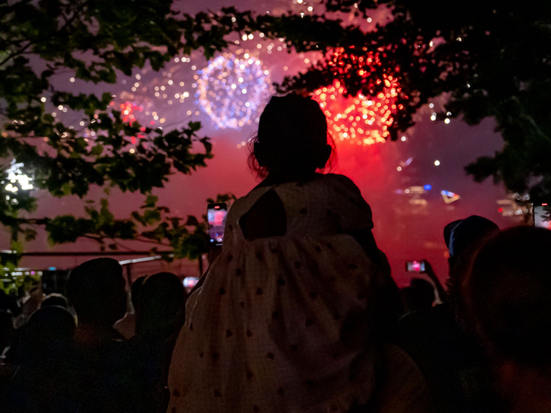 Der Unabhängingkeitstag wird in den USA traditionell mit Partys, Feuerwerk und Paraden gefeiert. - Foto: Julia Nikhinson/AP/dpa