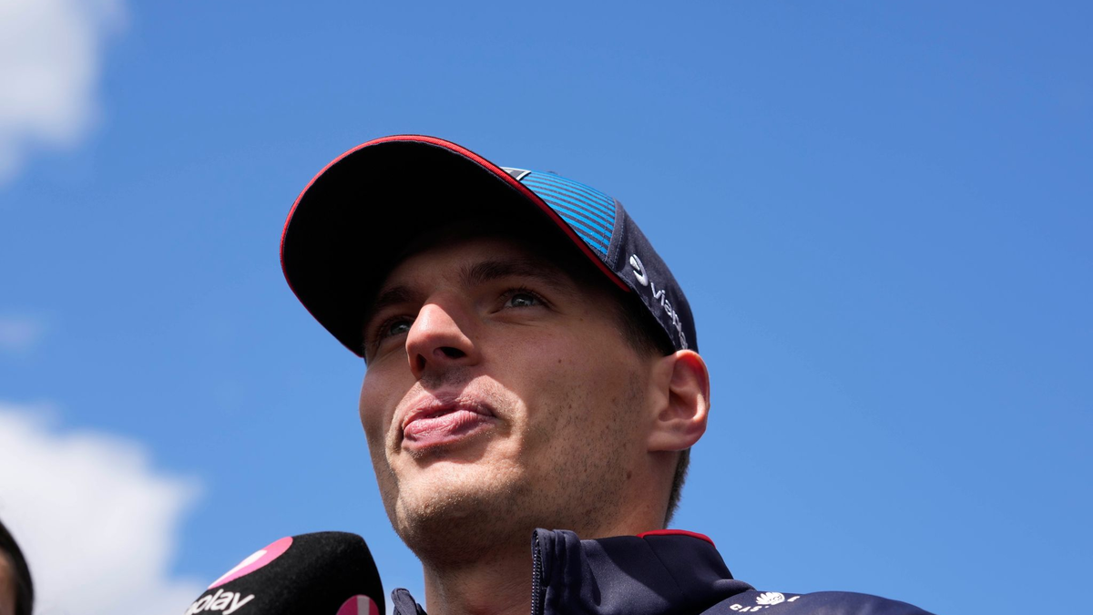 Sergio Pérez (r) steht bei Red Bull nach den jüngsten Ergebnissen unter Druck. - Foto: Luca Bruno/AP/dpa