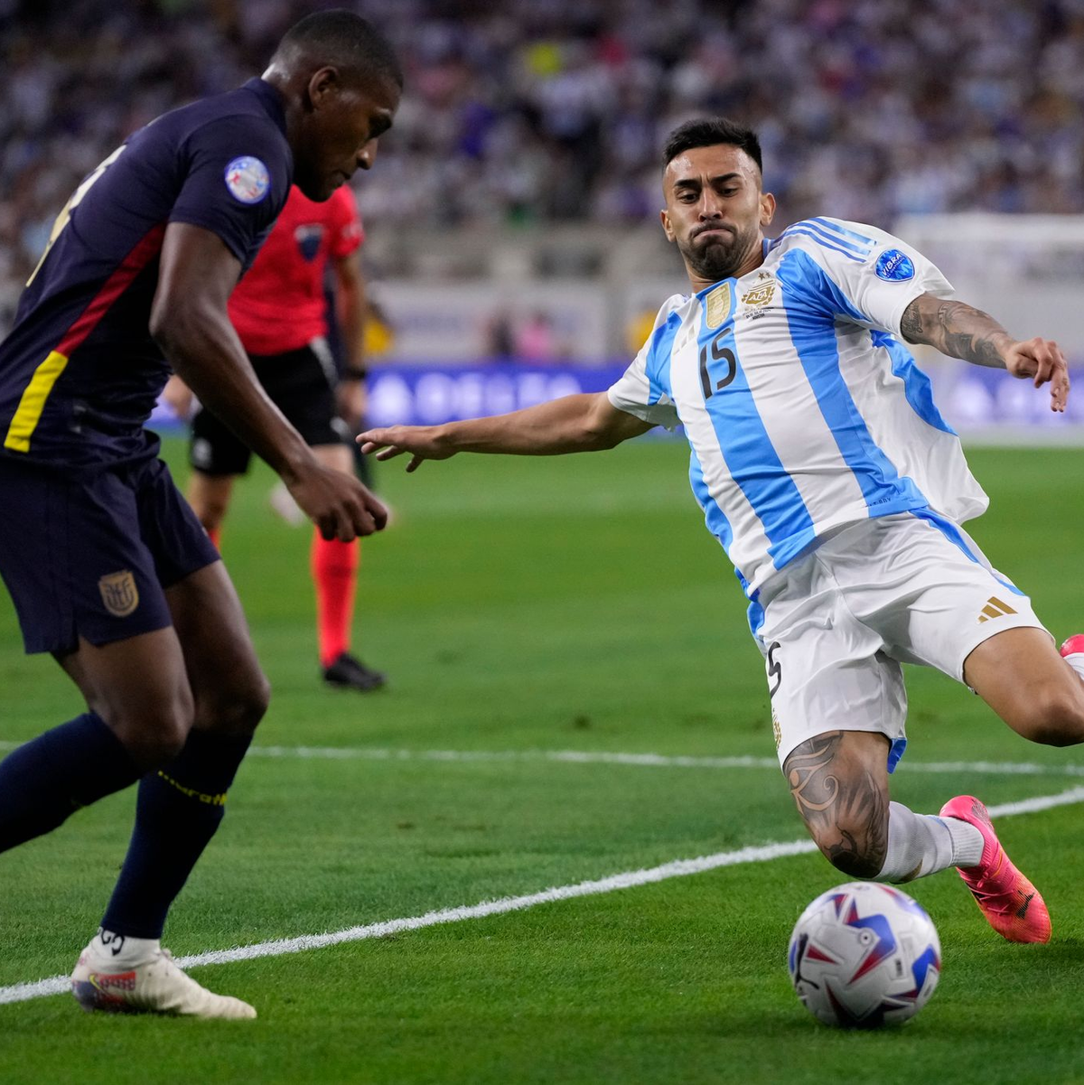 Der Argentinier Nicolas Gonzalez (r) im Zweikampf mit Carlos Gruezo aus Ecuador. - Foto: Kevin M. Cox/AP/dpa