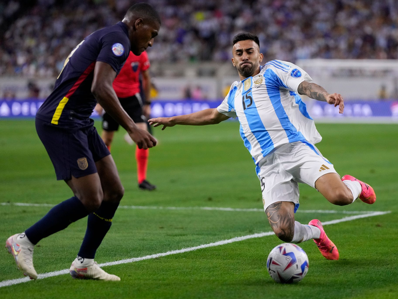 Der Argentinier Nicolas Gonzalez (r) im Zweikampf mit Carlos Gruezo aus Ecuador. - Foto: Kevin M. Cox/AP/dpa