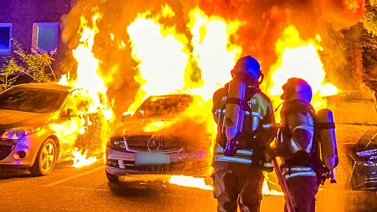 FW Dresden: PKW-Brand breitet sich aus - Foto: presseportal.de