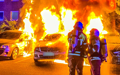 FW Dresden: PKW-Brand breitet sich aus - Foto: presseportal.de