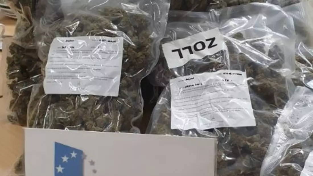 HZA-P: Paketsendung aus Italien mit mehr als 3 Kilogramm Marihuana gestoppt / Zoll kontrolliert Paketdienstleister in Großbeeren - Bild: presseportal.de