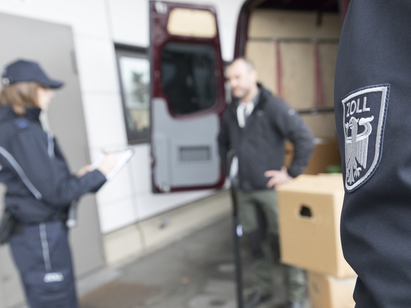 HZA-HN: Schwerpunktaktion gegen Schwarzarbeit/ Zoll überprüft Verpackungs- und Versanddienstleister im Onlinehandel - Foto: presseportal.de