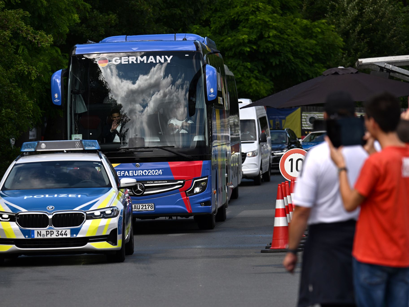 Der Bus der deutschen Fußball-Nationalmannschaft wird von der Polizei eskortiert. - Foto: Federico Gambarini/dpa