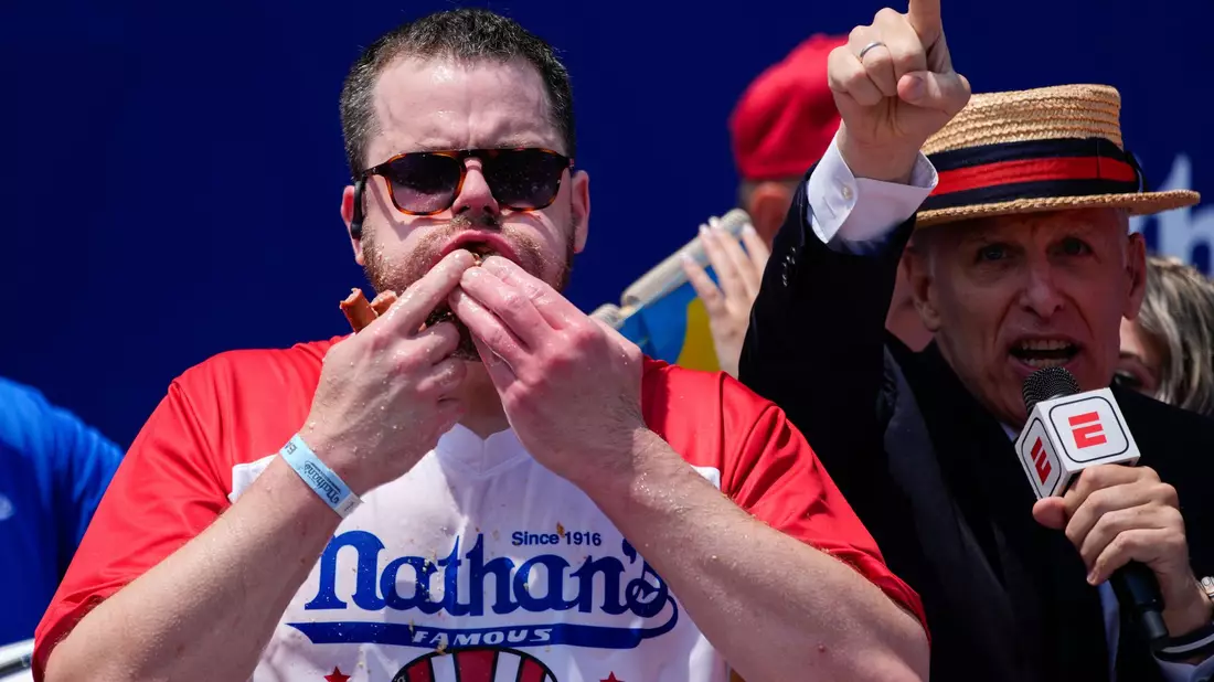Bei den Frauen brachte es Titelverteidigerin Miki Sudo (rechts) auf 51 Hot Dogs. - Bild: Julia Nikhinson/AP/dpa