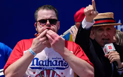Bei den Frauen brachte es Titelverteidigerin Miki Sudo (rechts) auf 51 Hot Dogs. - Foto: Julia Nikhinson/AP/dpa