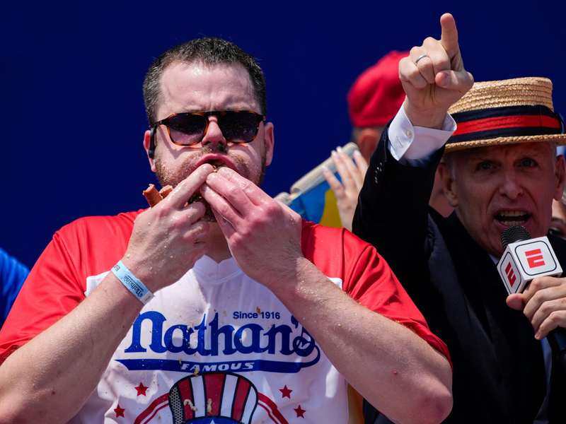 Bei den Frauen brachte es Titelverteidigerin Miki Sudo (rechts) auf 51 Hot Dogs. - Foto: Julia Nikhinson/AP/dpa