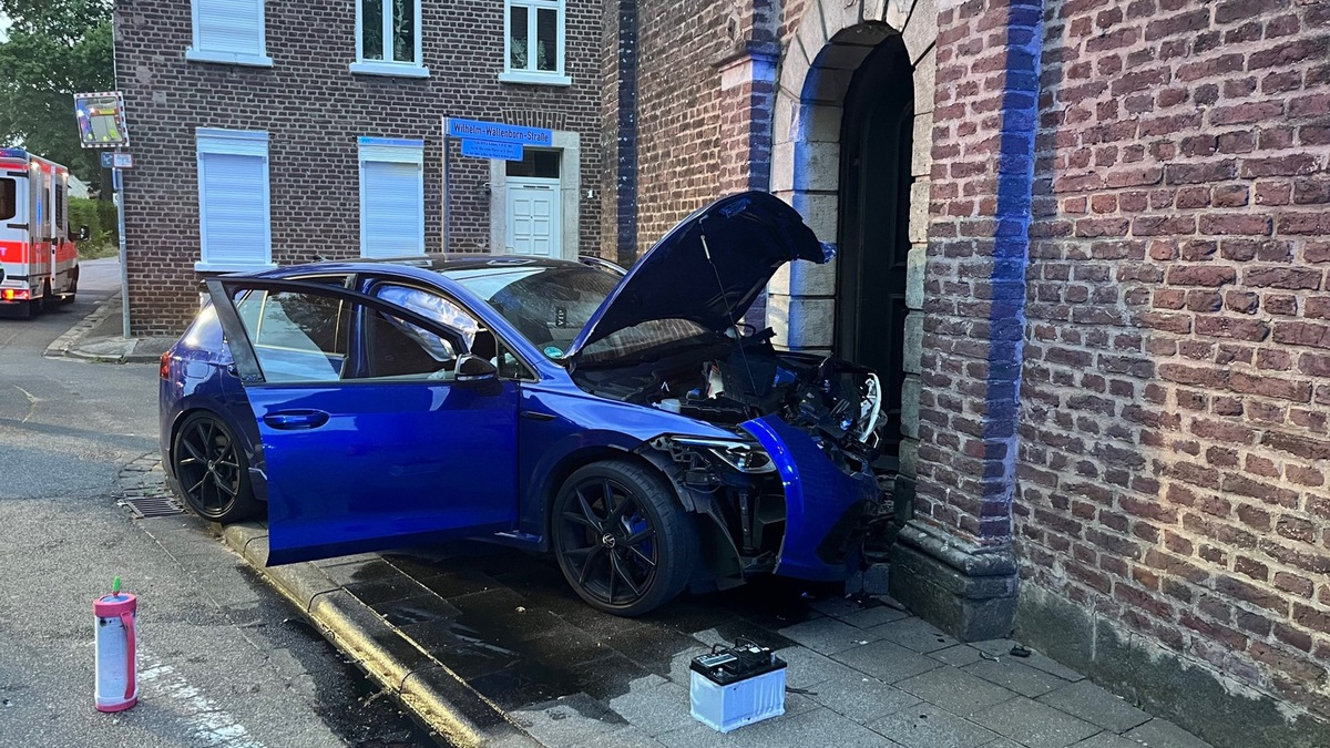 POL-NE: Fahrzeug kollidiert mit Kirchenmauer - Foto: presseportal.de