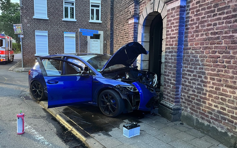 POL-NE: Fahrzeug kollidiert mit Kirchenmauer - Foto: presseportal.de