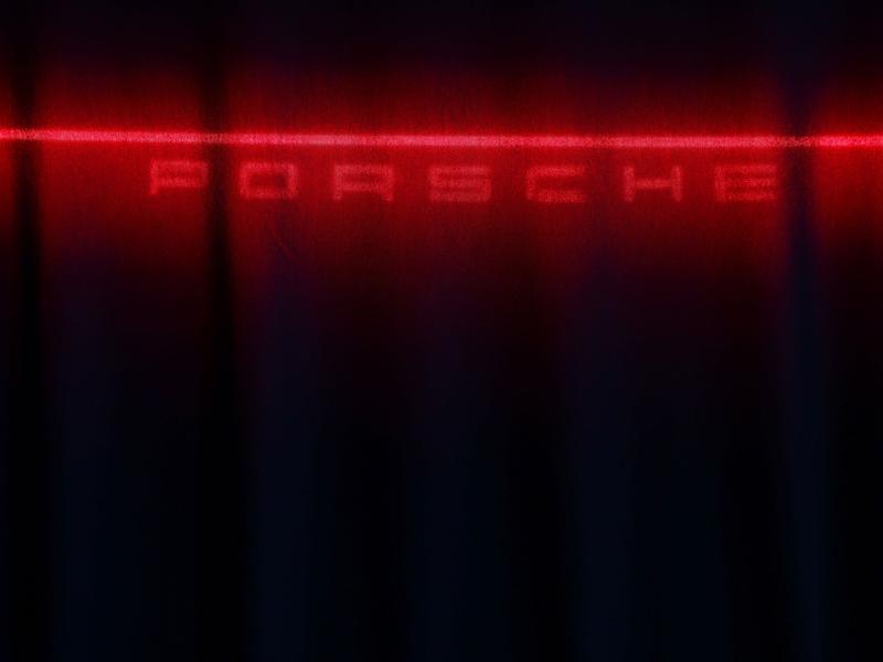 Der Sportwagenhersteller Porsche will dem angeschlagenen Batteriekonzern Varta sein Geschäft für E-Auto-Batterien abkaufen. - Foto: Jan Woitas/dpa