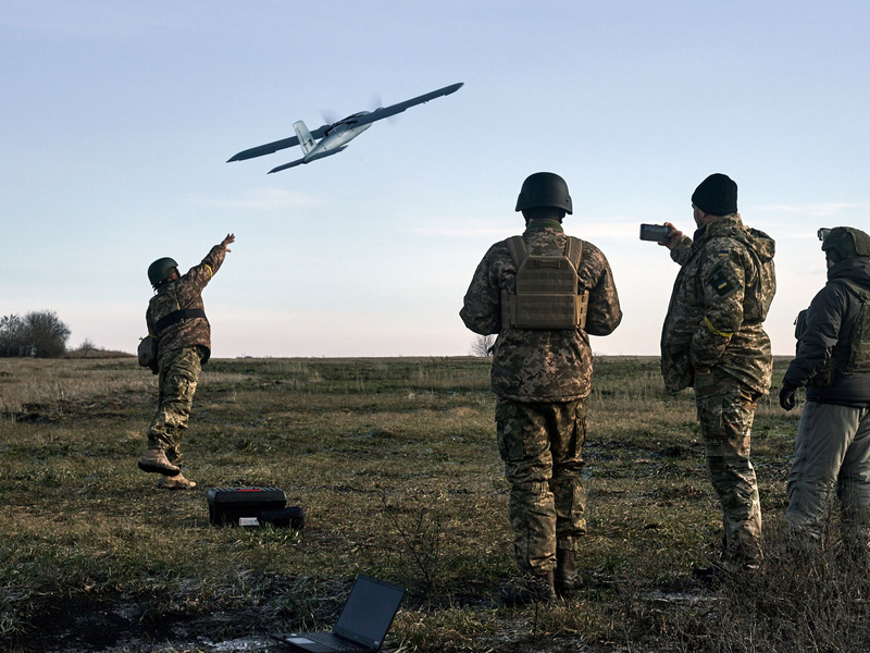 Drohnen sind eine der meistverwendeten Waffen beider Seiten in Russlands Angriffskrieg gegen die Ukraine. Hier starten ukrainische Soldaten eine Drohne gegen russische Stellungen. (Archivbild) - Foto: Libkos/AP/dpa