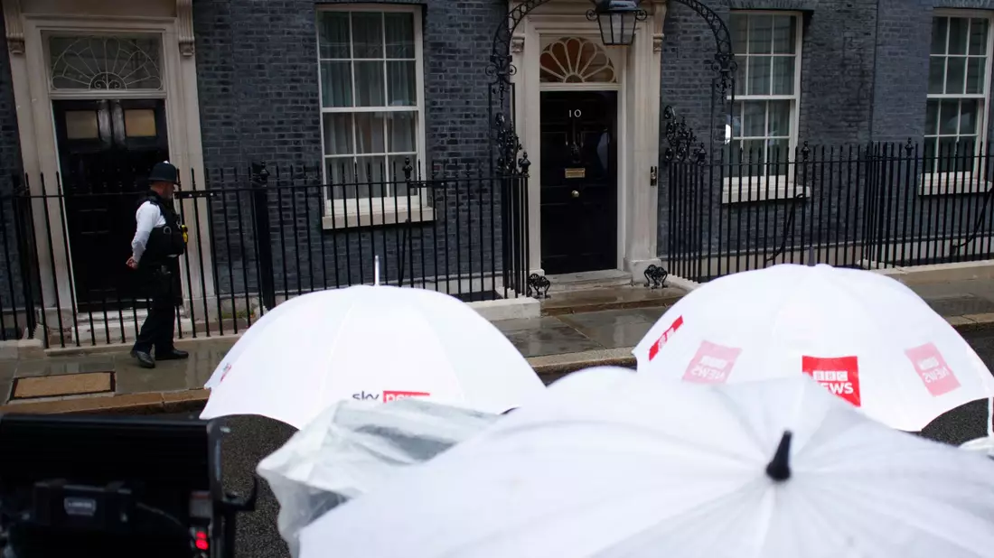 Umbruch in Großbritannien: Journalisten warten in der Downing Street. - Bild: David Cliff/AP/dpa