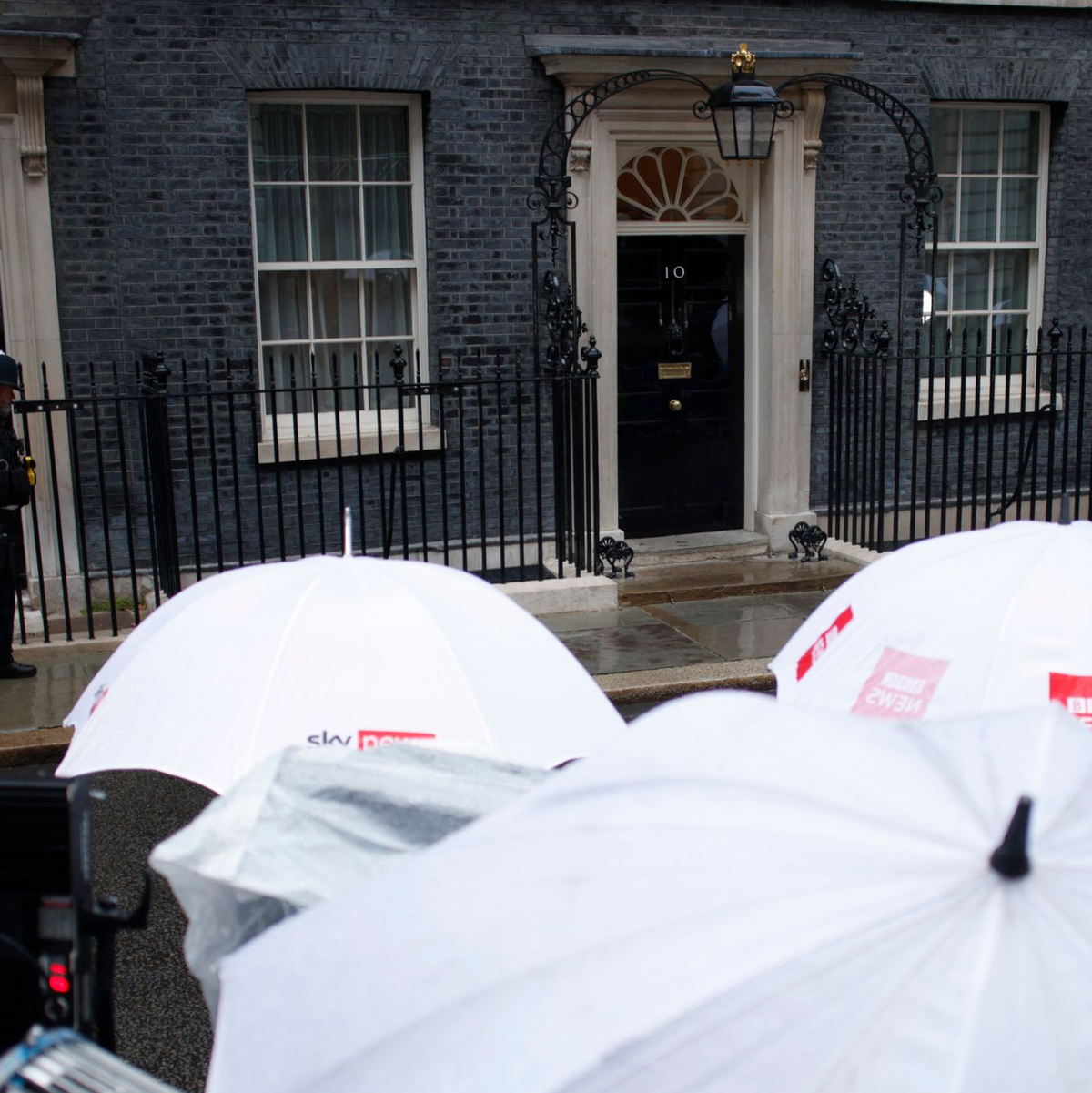 Umbruch in Großbritannien: Journalisten warten in der Downing Street. - Foto: David Cliff/AP/dpa