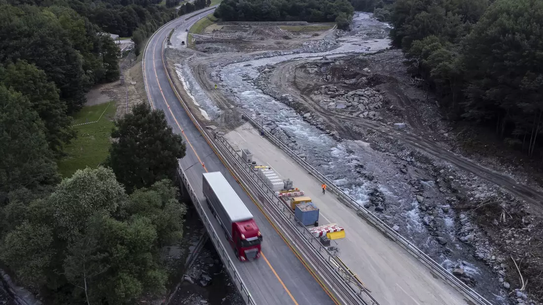Im Rekordtempo ist die Autobahn A13 durch die Schweiz wieder befahrbar gemacht worden. - Bild: Pablo Gianinazzi/KEYSTONE/TI-PRESS/dpa