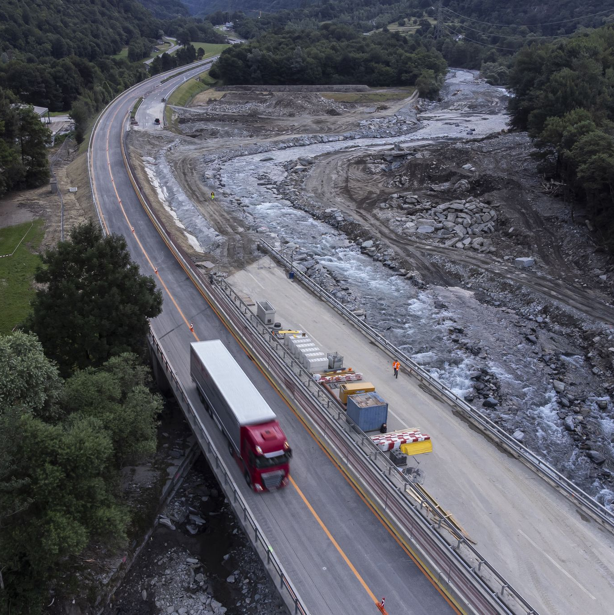 Aus der Luft ist die Zerstörung noch zu sehen, aber der Verkehr kann trotzdem wieder fließen.  - Foto: Pablo Gianinazzi/KEYSTONE/TI-PRESS/dpa