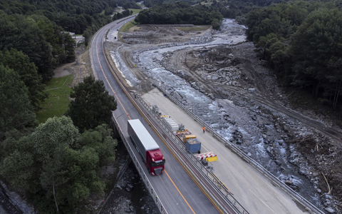 Im Rekordtempo ist die Autobahn A13 durch die Schweiz wieder befahrbar gemacht worden. - Foto: Pablo Gianinazzi/KEYSTONE/TI-PRESS/dpa Im Rekordtempo ist die Autobahn A13 durch die Schweiz wieder befahrbar gemacht worden. - Foto: Pablo Gianinazzi/KEYSTONE/TI-PRESS/dpa