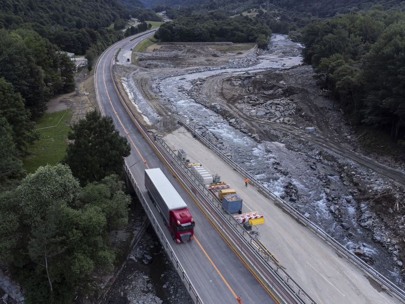 Im Rekordtempo ist die Autobahn A13 durch die Schweiz wieder befahrbar gemacht worden. - Foto: Pablo Gianinazzi/KEYSTONE/TI-PRESS/dpa