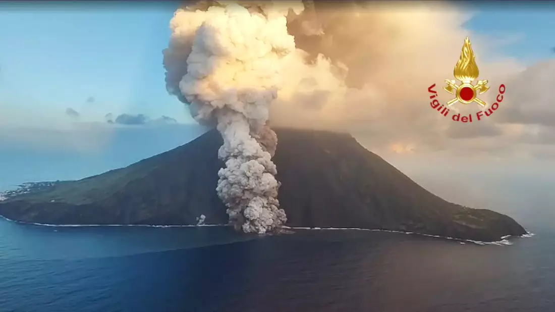 Aus Sorge vor einem schweren Ausbruch des Vulkans Stromboli gilt Alarmstufe rot.  - Bild: --/Vigili del Fuoco/dpa