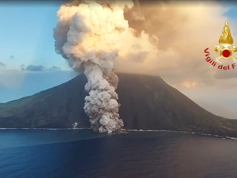 Aus Sorge vor einem schweren Ausbruch des Vulkans Stromboli gilt Alarmstufe rot.  - Foto: --/Vigili del Fuoco/dpa