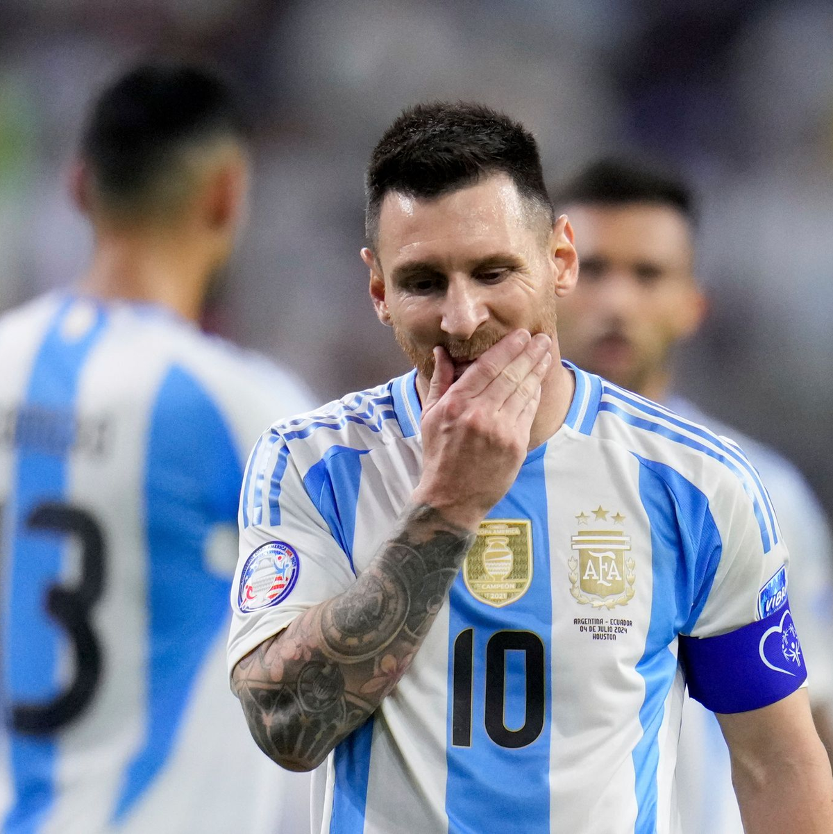 Lionel Messi vergab einen Elfmeter, kam aber mit Argentinien trotzdem weiter. - Foto: Julio Cortez/AP/dpa