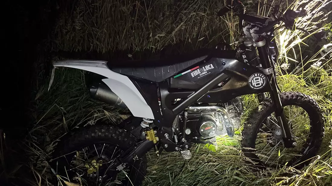 POL-HF: Fahren ohne Fahrerlaubnis- Pocket-Bike schleudert ins Feld - Bild: presseportal.de