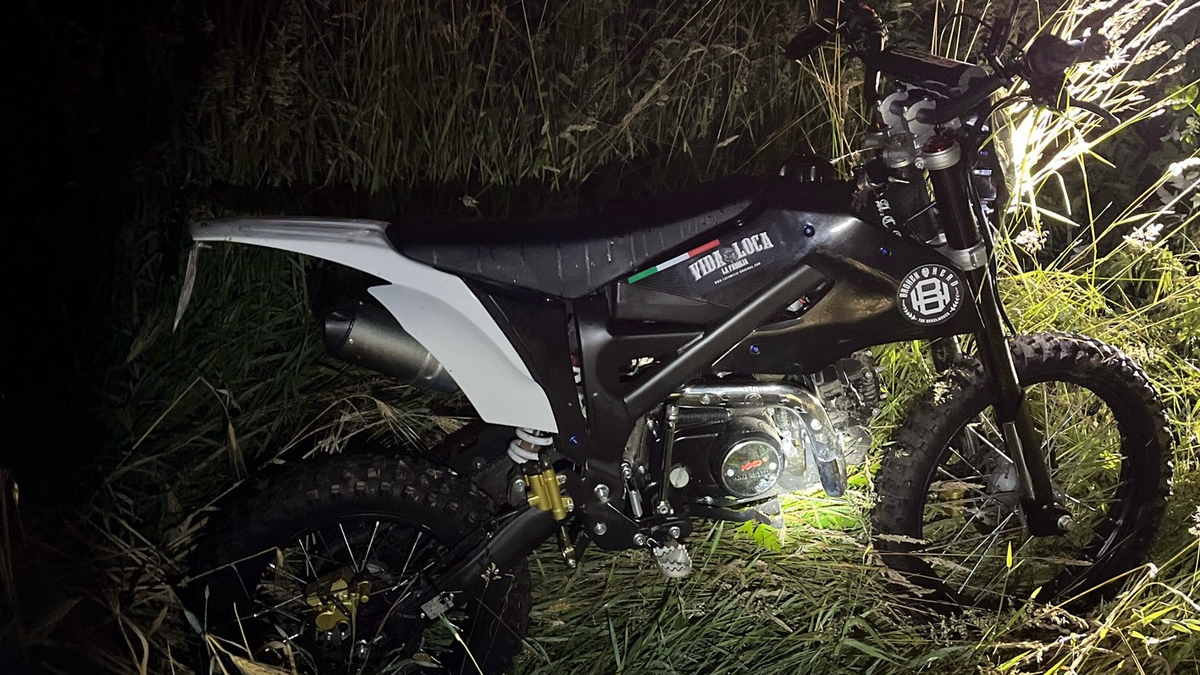 POL-HF: Fahren ohne Fahrerlaubnis- Pocket-Bike schleudert ins Feld - Foto: presseportal.de